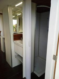 Un baño con ducha, lavabo y espejo. en Rincon del Diario, en Punta del Este