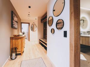 Una habitación con un pasillo con espejos en la pared. en NEW! Apartment Alpinero 405 by we rent, en Piesendorf 45 fotos más