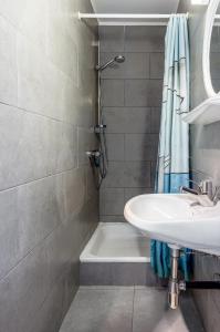 a bathroom with a sink and a shower at Mathieu 1 - A2 G in Oostduinkerke +7 photos