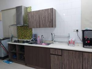 Kuchyň nebo kuchyňský kout v ubytování WakakaPackers CityView Condo