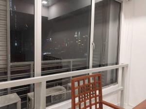Balkón nebo terasa v ubytování WakakaPackers CityView Condo