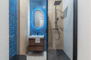 ein Badezimmer mit Waschbecken und Spiegel in der Unterkunft Piekary Residence in the Center - 18 in Posen