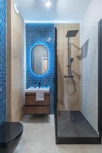 ein Badezimmer mit Waschbecken und Spiegel in der Unterkunft Piekary Residence in the Center - 18 in Posen