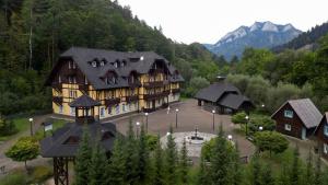 an aerial view of a large building with a fountain at Dom zdravia - KÚPELE PIENINY in Červený Kláštor
