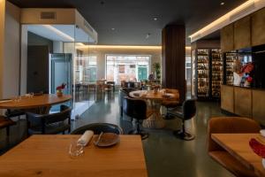 Un restaurante con mesas y sillas y un bar. en Ca' Bonfadini Historic Experience, en Venecia