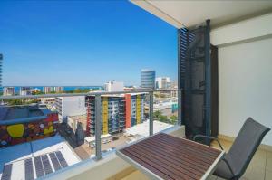 Rõdu või terrass majutusasutuses Harbour View Apartment On 11th Floor King Bed
