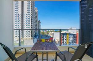 Rõdu või terrass majutusasutuses Harbour View Apartment On 11th Floor King Bed