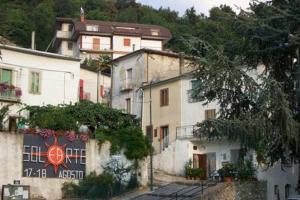 un groupe de bâtiments du côté d'une montagne dans l'établissement La Casa Sull'aia,AV, à Santo Stefano del Sole