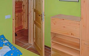 - une chambre avec des murs verts et une armoire en bois dans l'établissement Ferienwohnung Karlshagen, à Karlshagen