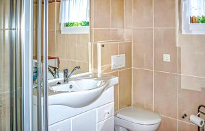 une salle de bain avec un lavabo et des toilettes dans l'établissement Ferienwohnung Karlshagen, à Karlshagen