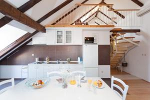 A kitchen or kitchenette at Apartment Melano A5