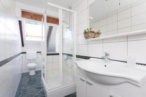 A bathroom at Apartment Melano A5