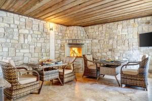 TV a/nebo společenská místnost v ubytování Cappadocia Kemer Palace