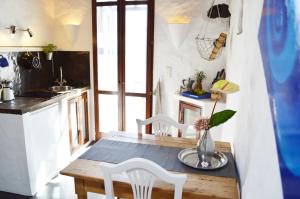 eine Küche mit einem Tisch mit einer Vase darauf in der Unterkunft La 'Casita ALOE' Ferien in historischer Finca am Rande der Vulkane im schönen Dorf Uga in Uga