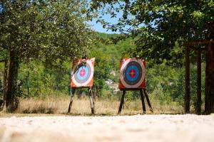 two targets are sitting on stands in the sand at Glamping Ornans in Ornans