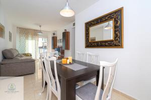 ein Esszimmer und ein Wohnzimmer mit Tisch und Stühlen in der Unterkunft Bonito apartamento cerca de playa in El Campello