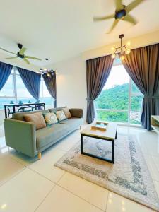 una sala de estar con un sofá y una mesa en The Ridge at KL East mall Luxury 2BR Residence with City Skyline View جناح السلام, en Kuala Lumpur 29 fotos más