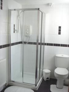 Kylpyhuone majoituspaikassa Ashwood Hotel