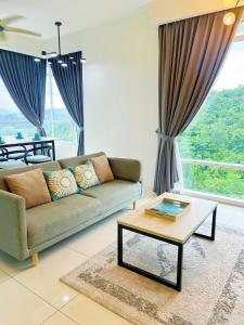 Una sala de estar con un sofá y una mesa de café. en The Ridge at KL East mall Luxury 2BR Residence with City Skyline View جناح السلام, en Kuala Lumpur