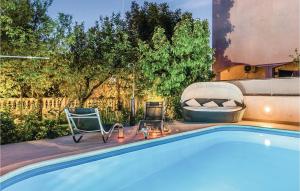 Bazén v ubytování Two-Bedroom Apartment In Vodice nebo v jeho okolí