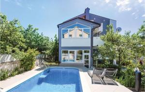 Bazén v ubytování Two-Bedroom Apartment In Vodice nebo v jeho okolí