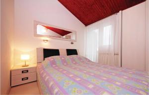 Postel nebo postele na pokoji v ubytování Two-Bedroom Apartment In Vodice