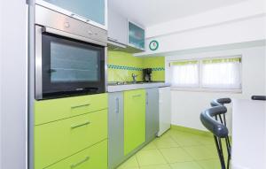 Kuchyň nebo kuchyňský kout v ubytování Two-Bedroom Apartment In Vodice