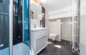 Koupelna v ubytování Two-Bedroom Apartment In Vodice