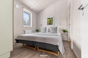 une chambre avec un grand lit dans une pièce dans l'établissement Ferienhaus Waldpalast - Sankt Andreasberg im Harz, à Sankt-Andreasberg