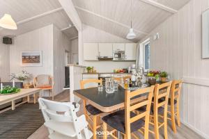 une cuisine et une salle à manger avec une table et des chaises dans l'établissement Ferienhaus Waldpalast - Sankt Andreasberg im Harz, à Sankt-Andreasberg