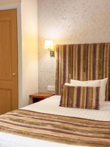 Postel nebo postele na pokoji v ubytování Aberdeen Douglas Hotel