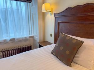Postel nebo postele na pokoji v ubytování Aberdeen Douglas Hotel