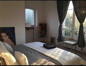 Ένα ή περισσότερα κρεβάτια σε δωμάτιο στο Le Manoir