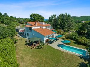 una vista aérea de una casa con piscina en House Martina, en Labin