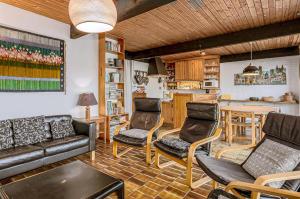 Una sala de estar con un sofá y sillas y una mesa. en Konijnenhof 5 V4P, en Oostduinkerke