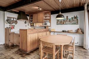 Una cocina con gabinetes de madera y una mesa de madera. en Konijnenhof 5 V4P, en Oostduinkerke 9 fotos más