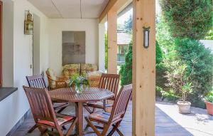 un patio avec une table et des chaises sur un porche dans l'établissement Ferienwohnung Karlshagen, à Karlshagen