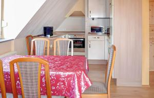 une cuisine avec une table et des chaises ainsi qu'une cuisine avec une table et une table dans l'établissement Ferienwohnung Karlshagen, à Karlshagen