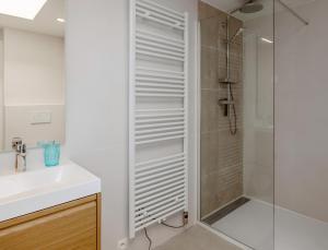 un baño con ducha y lavabo en Nausicaa 0501 G, en Oostduinkerke 31 fotos más