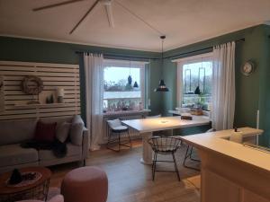 una sala de estar con un sofá y una mesa en Eure Auszeit überm See, en Markdorf