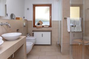 Bilik mandi di Ferienhaus Zauberberg - Magie der Alpen - by Loewenherz +18 gambar