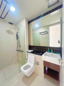Un baño con inodoro, lavabo y ducha. en The Ridge at KL East mall Luxury 2BR Residence with City Skyline View جناح السلام, en Kuala Lumpur