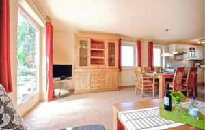 cocina y sala de estar con mesa y TV en Ferienwohnung Fuhlendorf, en Fuhlendorf