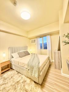 Postel nebo postele na pokoji v ubytování Brand New 1 BR - Avida Towers Riala Tower 4