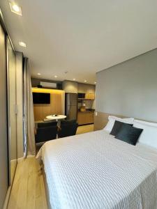 um quarto com uma cama grande e uma cozinha em Novo e Aconchegante Caminhe ao Allianz Parque em São Paulo