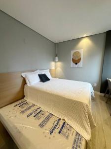 um quarto com uma cama com um visor mattressvisorvisor em Novo e Aconchegante Caminhe ao Allianz Parque em São Paulo