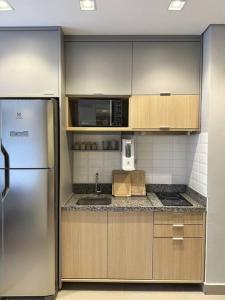 uma cozinha com um frigorífico de aço inoxidável e armários em Novo e Aconchegante Caminhe ao Allianz Parque em São Paulo