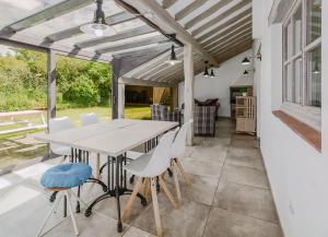 eine Terrasse mit Tisch und Stühlen unter einer Pergola in der Unterkunft Pirson V3 P in Oostduinkerke
