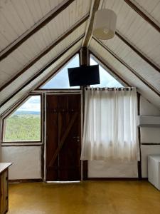 TV a/nebo společenská místnost v ubytování Cachoeira e Pousada Paraíso dos Pândavas