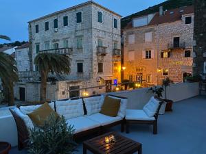 a patio with a couch and chairs on a roof at Waterfront House Carolina in Vis